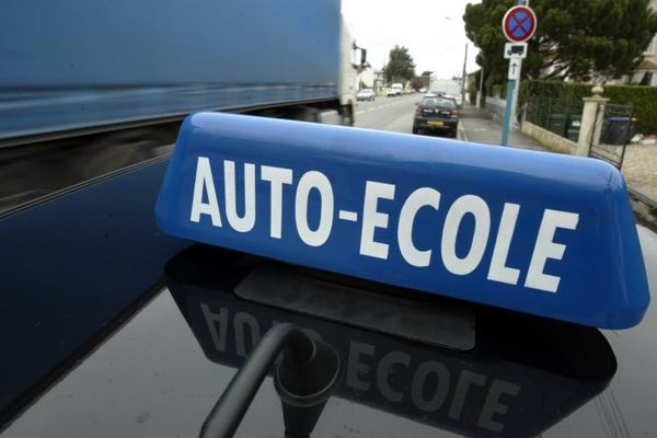 Fin du véhicule thermique : le business des auto-écoles et du permis de conduire remis en question