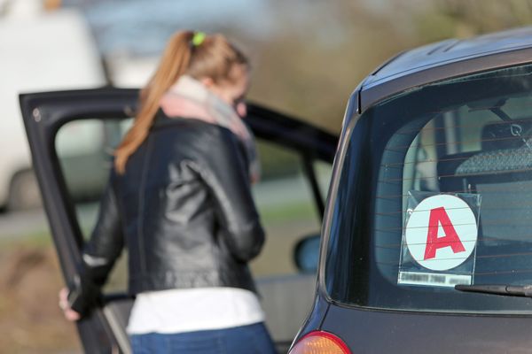 Permis de conduire à 17 ans : “la prise de risque n’est pas la même”