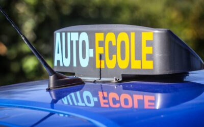 INSOLITE – Pas encore titulaire du permis, il prend le volant et percute la voiture de sa monitrice d’auto-école