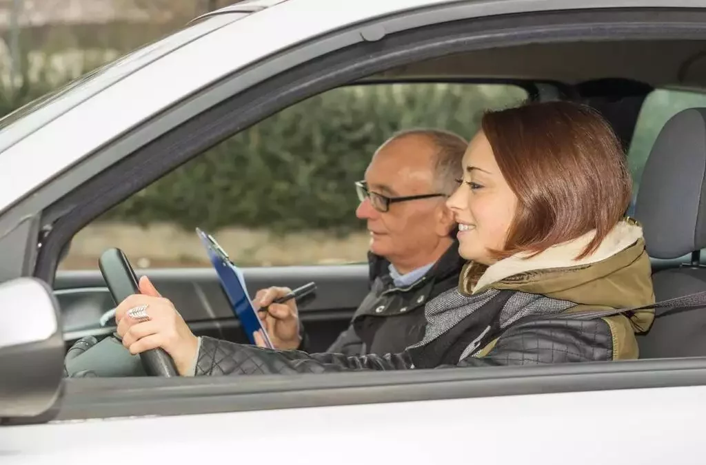 Permis de conduire : les femmes paient leur formation 15% plus cher