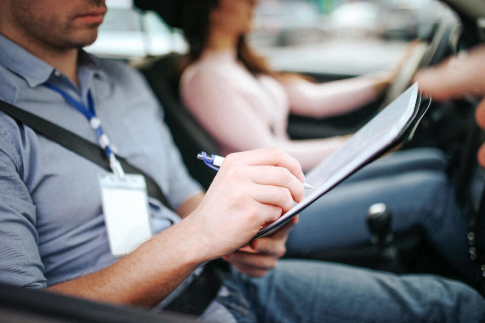 Permis de conduire : pourquoi les filles échouent-elles davantage que les garçons ?