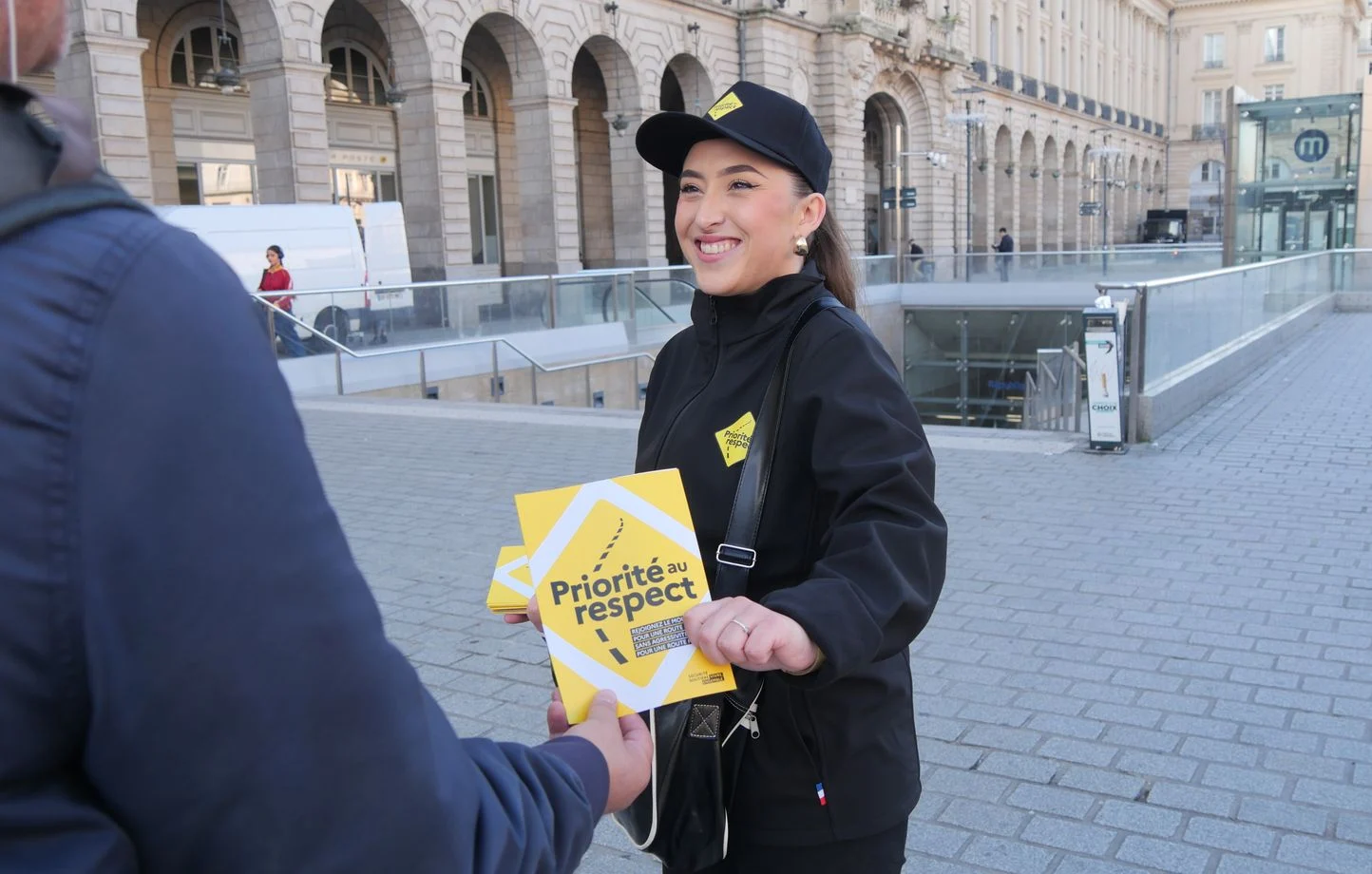 1444x920_clemence-a-distribue-la-nouvelle-campagne-de-communication-initiee-par-la-securite-routiere-pour-sensibiliser-au-respect
