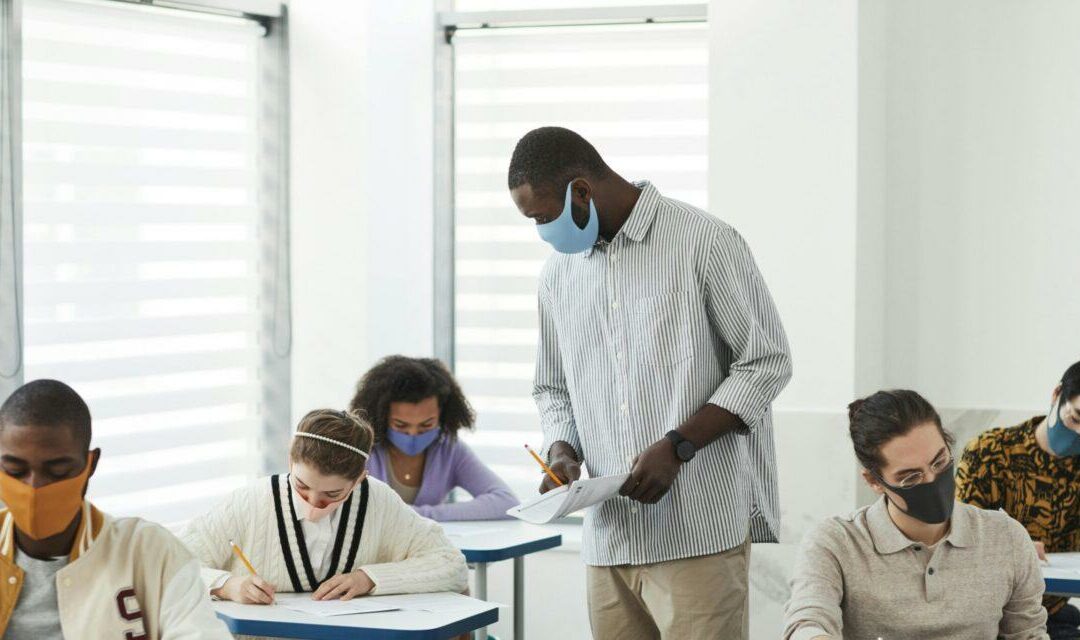 Suisse – Incroyable fraude au permis de conduire : le moniteur d’auto-école murmure les réponses à ses élèves pendant l’examen, même avec l’aide certains échouent