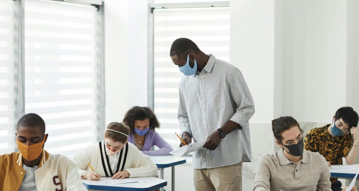 1200-L-incroyable-fraude-au-permis-de-conduire-le-moniteur-d-auto-cole-murmure-les-rponses-ses-lves-pendant-lexamen-mme-avec-laide-certains-chouent