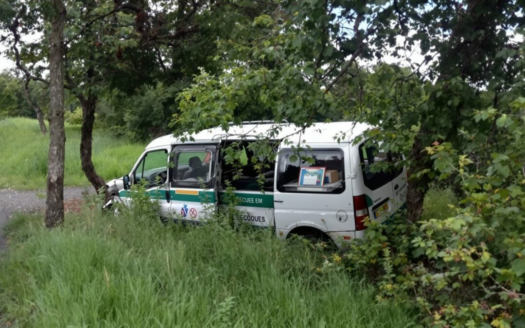 Ivre au volant… le moniteur d’auto-école finit dans le fossé en pleine leçon