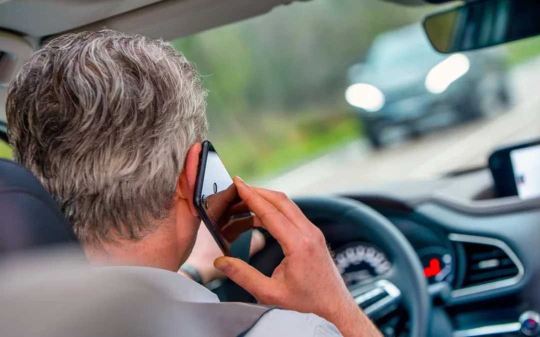Téléphone au volant : plus de 500 suspensions, vérifiez si votre département fait partie de ceux qui retirent désormais le permis