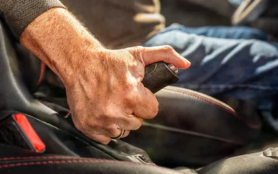 SUISSE : La disparition du frein à main mécanique inquiète les apprentis conducteurs